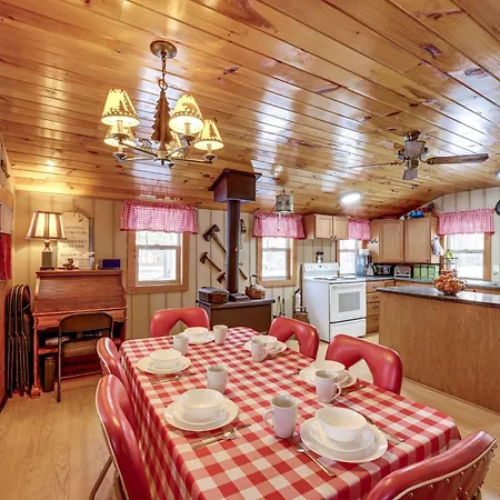 Pet-Friendly Irons Cottage About 4 Mi To Sand Lake!